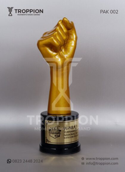 PAK 002 Trophy Akademi Resin Tangan Mengepal Turnamen Sains Nasional 2023 Kategori Pelajar Jakarta