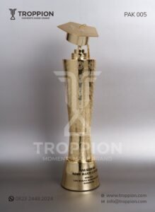 PAK005 Piala Wisuda Logam Wisuda UIN Sunan Gunung Jati Adhi Djati Utama Bandung