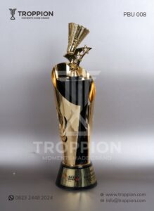 Simbol Kemenangan Sesungguhnya: 5 Ide Piala Olahraga yang Penuh Cerita & Makna PBU008 Piala Juara Umum Resin Logam Badminton Bayan Open 400 Jakarta