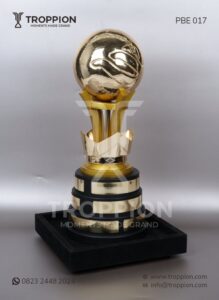 5 Tips Kustomisasi Desain untuk Piala, Kreativitas untuk Meningkatkan Kredibilitas PBE017 Piala Logam Bergilir Law Fair Atma Jaya