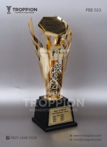 Bikin Bangga! 7 Desain Piala Bergilir yang Sering Dipakai di Event Nasional PBE023 Piala Bergilir Logam The Best Maintenance Proses Achievement PT PST Banjarmasin