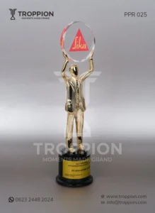 Bikin Bangga! 7 Desain Piala Bergilir yang Sering Dipakai di Event Nasional PPR025 Piala Prestasi Best Performance Waterproofing & Roofing Product dari PT SIKA